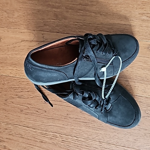 New Vionic Shoes - Picture 1 of 5